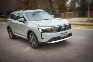Imagem referente à matéria: Por que as ações da Ford estão indo melhor que as da Tesla em 2025