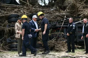 Trump visita o Texas para avaliar danos das enchentes que mataram mais de 120 pessoas