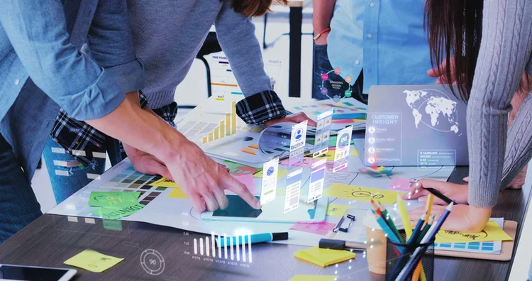 Para que eventos de Brand Experience tenham sucesso, os profissionais de marketing precisam criar conexões positivas e duradouras entre a marca e seus stakeholders (Weedezign/Getty Images)