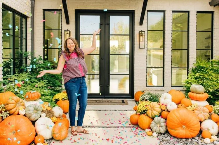 Heather Torres,  fundadora da Porch Pumpkins mostrando seu trabalho  (Fonte:  Porch Pumpkins - Instagram/Reprodução )