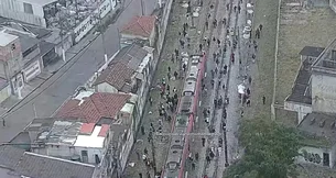 CPTM: problema em trem da linha 12-Safira obriga passageiros a andarem pelos trilhos em SP