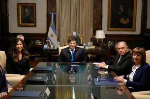 Milei assina acordo para que argentinos entrem nos EUA sem visto