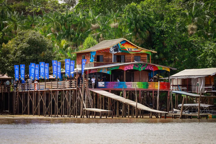 A ilha do Combu é patrimônio cultural do Pará desde 2024 e abriga comunidades ribeirinhas que vivem da economia local da floresta (Carlos Borges/Divulgação)