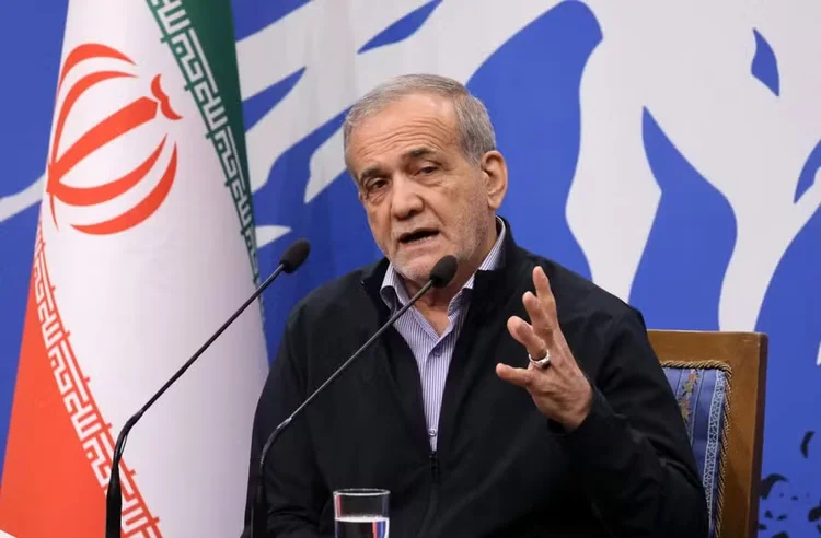 O presidente do Irã, Masoud Pezeshkian, dá uma entrevista coletiva em Teerã  (ATTA KENARE / AFP)