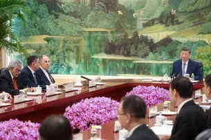 China chama de 'coerção' ameaça de Trump a parceiros da Rússia e promete mais apoio a Putin