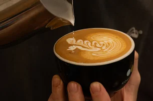 Café e moda no cardápio: novidades para ficar de olho (e de xícara na mão)