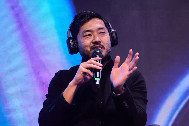 Cesar Hiraoka, diretor de marketing do Mercado Livre, durante o CMO Summit 2025, onde detalhou as apostas da marca em redes sociais, creators e cultura digital para engajar os jovens consumidores (Divulgação)