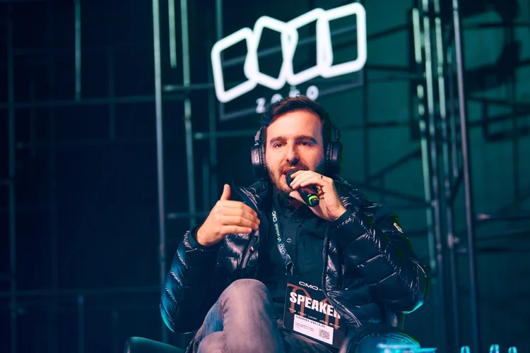 Gabriel Vallejo, da Oracle, defende que a IA já planeja, executa e toma decisões — e que o marketing precisa garantir responsabilidade e manter o humano no circuito (Divulgação/CMO Summit)