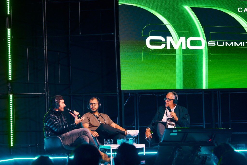 Gabriel Vallejo (Oracle), Diego Freire (Huggy) e Bob Wollheim (CI&T) discutem o impacto dos agentes de IA no marketing e apontam que a nova era exige desaprender, liderar com empatia e adaptar modelos mentais