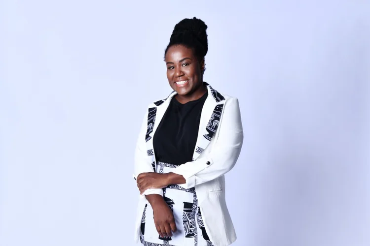 Sandrinha Flávia, sócia da Niari Cosméticos: “Estude o negócio ao máximo, mas tente adaptar para sua realidade de mulher preta sem deixar de focar no autoconhecimento e na cura ancestral, para permanecer firme no seu propósito”