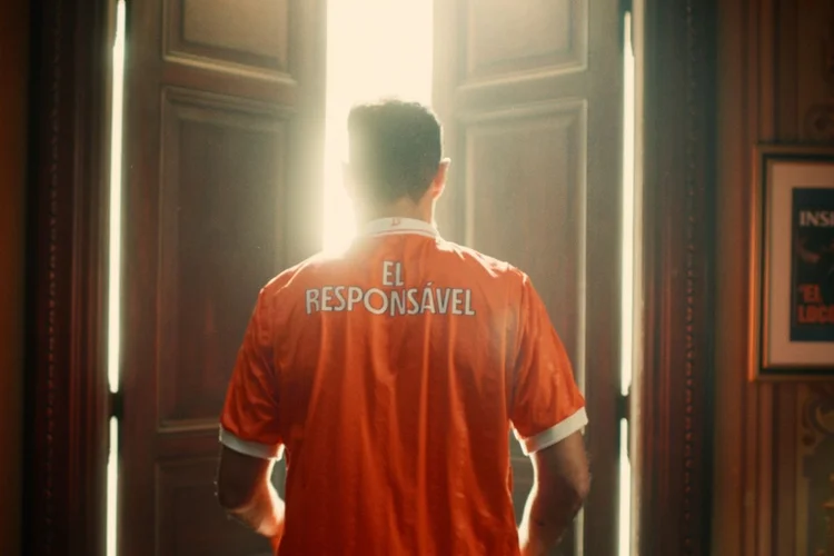 Em nova campanha da Betano, Loco Abreu assume o papel de “El Responsável” e protagoniza ações sobre limites e autocontrole nas apostas esportivas (Reprodução/YouTube)