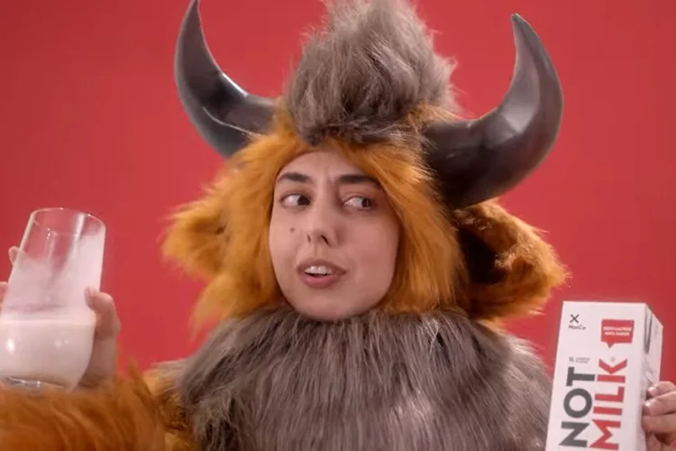 Adultos fantasiados como animais em cena da campanha da NotCo, que faz referência direta aos “mamíferos” da Parmalat (Reprodução/YouTube)