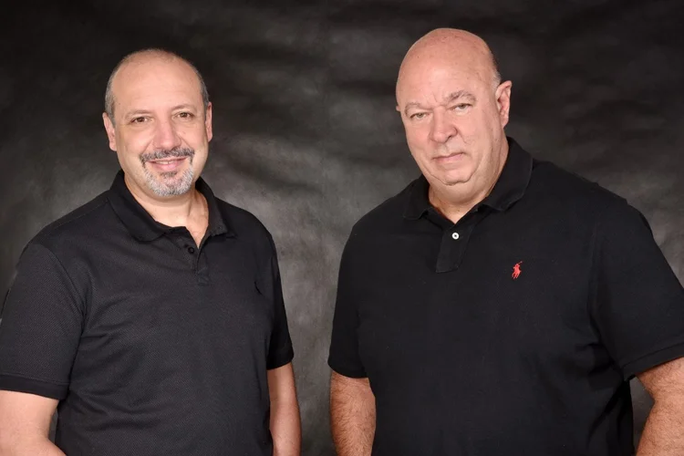 Autores de best-sellers sobre gestão, José Salibi Neto e Sandro Magaldi lançam obra que defende o poder estratégico de uma boa pergunta – ainda mais valiosa em tempos de respostas automatizadas (Divulgação)
