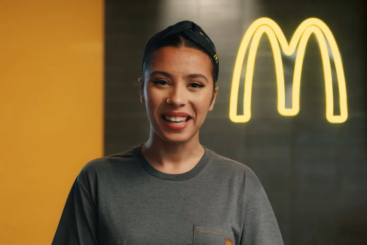 Maria Luisa Silva, a Malu, 20 anos, começou no Méqui como embaixadora de experiência do cliente e hoje lidera equipe em oito restaurantes. Agora, estrela a campanha nacional da linha Brabos (Reprodução/YouTube)