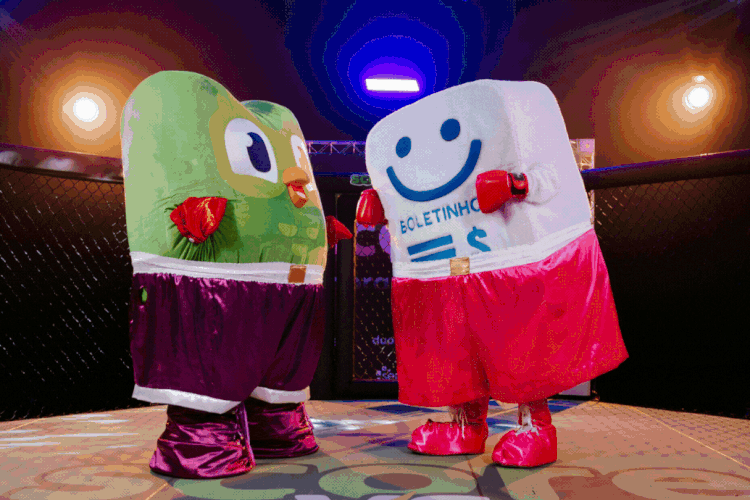 Duo, mascote do Duolingo, e Boletinho, do Serasa, se preparam para o ringue em ação que combina educação e finanças pessoais com humor e engajamento digital (Divulgação)