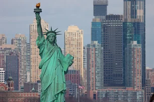Imagem referente à matéria: Blefe ou guerra comercial? Wall Street espera que Trump recue, mas tarifas já afetam os mercados
