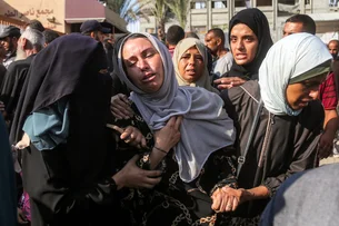 Ao menos 60 palestinos morrem em ataque israelense perto de centro de ajuda em Gaza