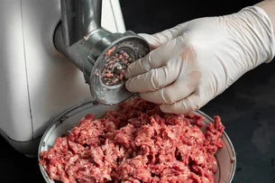 Preços da carne moída nos EUA sobem 10% no 1º semestre e devem aumentar — mais — com tarifa de Trump