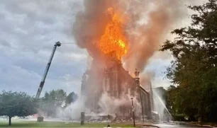 Imagem referente à matéria: Raio provoca incêndio em igreja do século XIX no Canadá; veja o vídeo