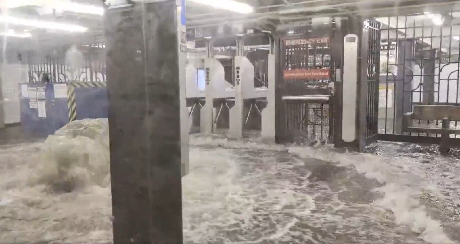 Enchente invade estação de metrô em Nova York e forma ‘gêiser’ de água; veja vídeo