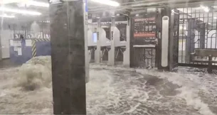 Enchente invade estação de metrô em Nova York e forma ‘gêiser’ de água; veja vídeo