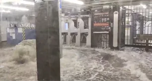 Imagem referente à matéria: Enchente invade estação de metrô em Nova York e forma ‘gêiser’ de água; veja vídeo