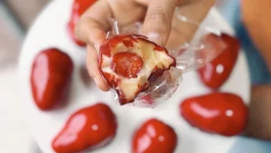 Imagem referente à matéria: Morango do amor: como fazer o doce que conquistou o Brasil e viralizou nas redes sociais