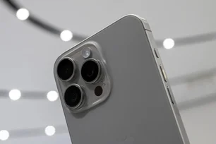 Imagem referente à matéria: Fornecedor de vidro para a Apple na China capta US$ 608 mi para ampliar fábricas no Vietnã e México