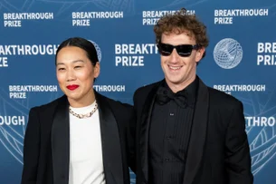 Relógio roxo de R$ 500 mil marca nova fase de Zuckerberg como colecionador de luxo