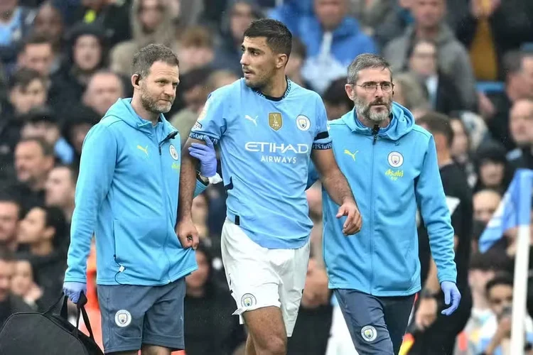 Rodri, do Manchester City, lesionou o joelho direito e só volta na próxima temporada (Michael Regan/Getty Images via AFP)