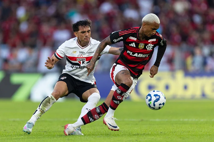 Brasileirão: Wesley do Flamengo controla a bola durante a partida (Ruano Carneiro / Colaborador/Getty Images)