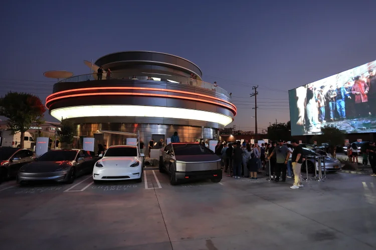 Lanchonete da Tesla: restaurante oferece estações de recarga e experiência drive-in, com telas de cinema (I RYU/VCG/Getty Images)