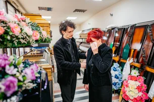Como essa concessionária está lidando com o desafio de treinar times comerciais no setor funerário