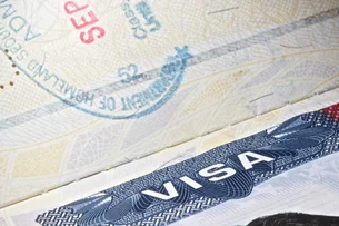 Visto de turismo para os EUA aumenta para mais de R$ 2.500 com nova regra de Trump; entenda