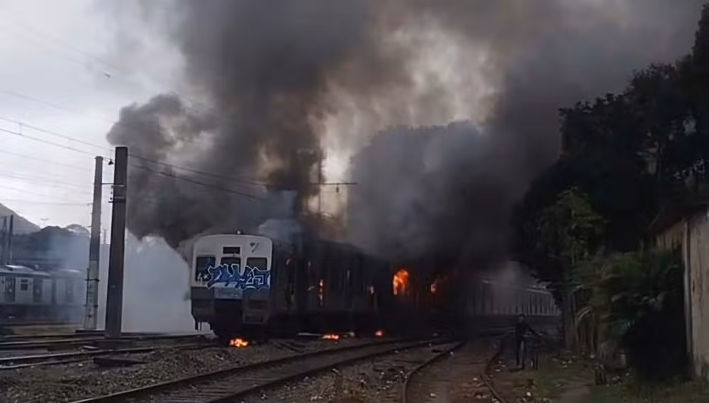 Trem obsoleto pega fogo em cemitério de trens em área da estação Japeri, na Baixada Fluminense