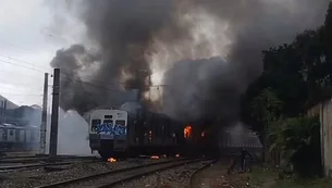 Trem obsoleto pega fogo em cemitério de trens em área da estação Japeri, na Baixada Fluminense