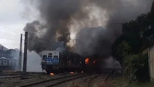 Imagem referente à matéria: Trem obsoleto pega fogo em cemitério de trens em área da estação Japeri, na Baixada Fluminense