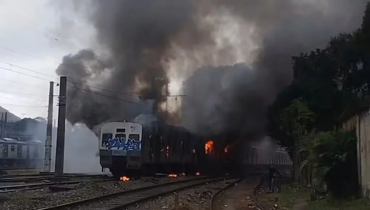 Incêndio em Japeri: um dos trens obsoletos estacionados no pátio da estação foi consumido pelas chamas, levantando preocupações sobre segurança na área. (Reprodução redes sociais)