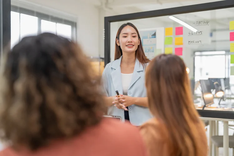 A liderança educadora não é uma teoria distante, é o caminho atual para construir organizações resilientes (whyframestudio/Getty Images)