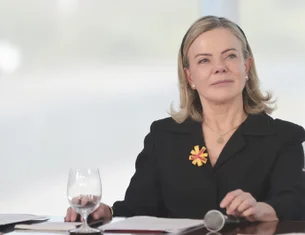 Gleisi diz que vice da diplomacia dos EUA fez ‘gravíssima ofensa’ ao Brasil ao atacar Moraes