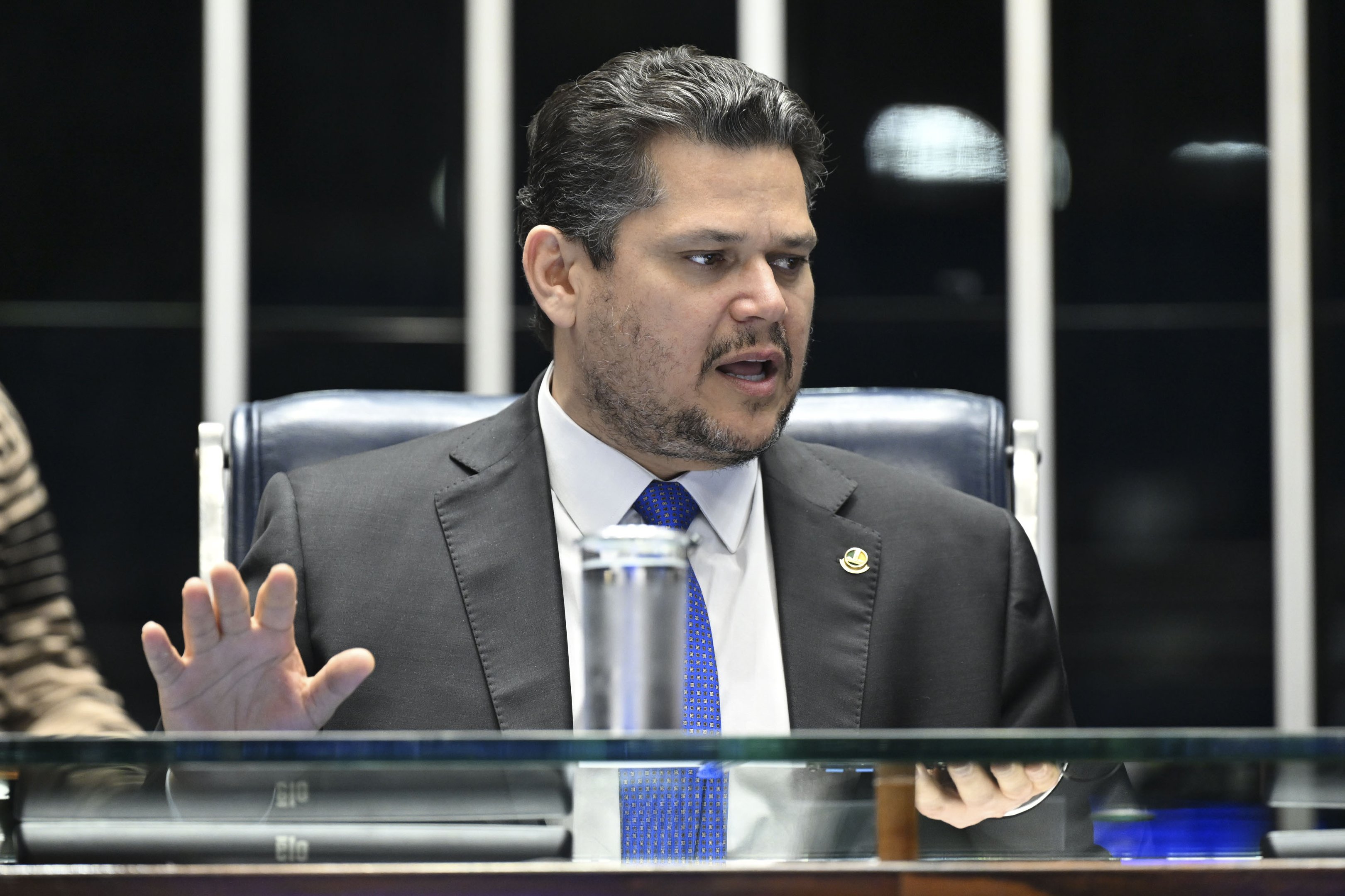 Alcolumbre reabre trabalhos no Senado e aprova isenção de IR quem recebe até dois salários mínimos