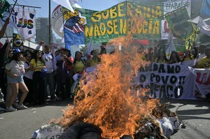 Manifestantes protestam contra o tarifaço de Trump em frente ao consulado dos EUA, em São Paulo
