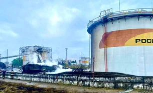 Drones ucranianos provocam incêndio em depósito de petróleo na Rússia