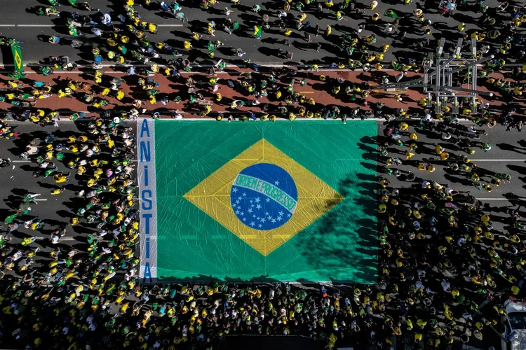 Durante o protesto, foram exibidas faixas com críticas direcionadas ao STF e solicitações de anistia para os envolvidos nas manifestações do 8 de janeiro de 2023 (AFP Photo)