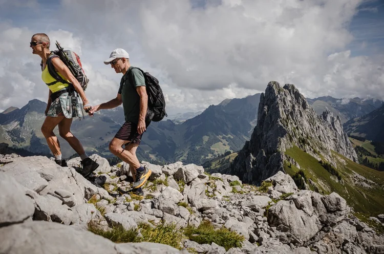 Cathy e Patrick: casal se conheceu através de um caderno de alpinistas no topo de uma montanha, na Suíça. (GABRIEL MONNET / AFP)
