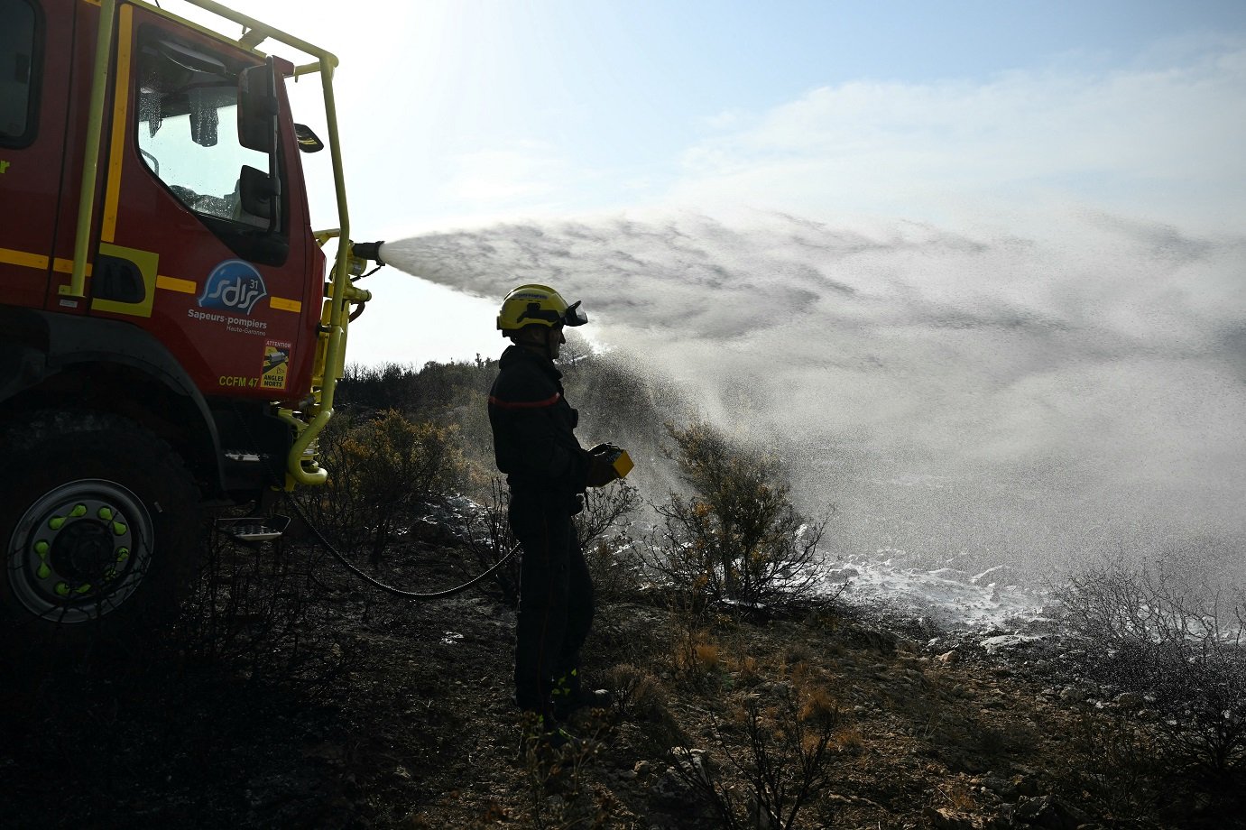 França e Itália combatem grandes incêndios durante onda de calor na Europa