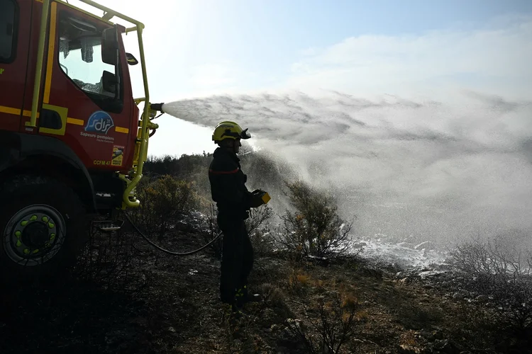 Incêndio: Bombeiros combatem brasas próximas à vila de Albas, na cordilheira de Corbières Massif, no sul da França