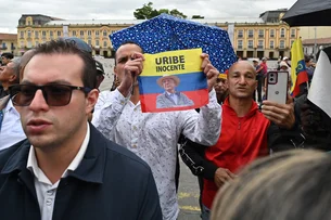 Pai de Miguel Uribe vai substituí-lo como pré-candidato nas eleições de 2026 na Colômbia