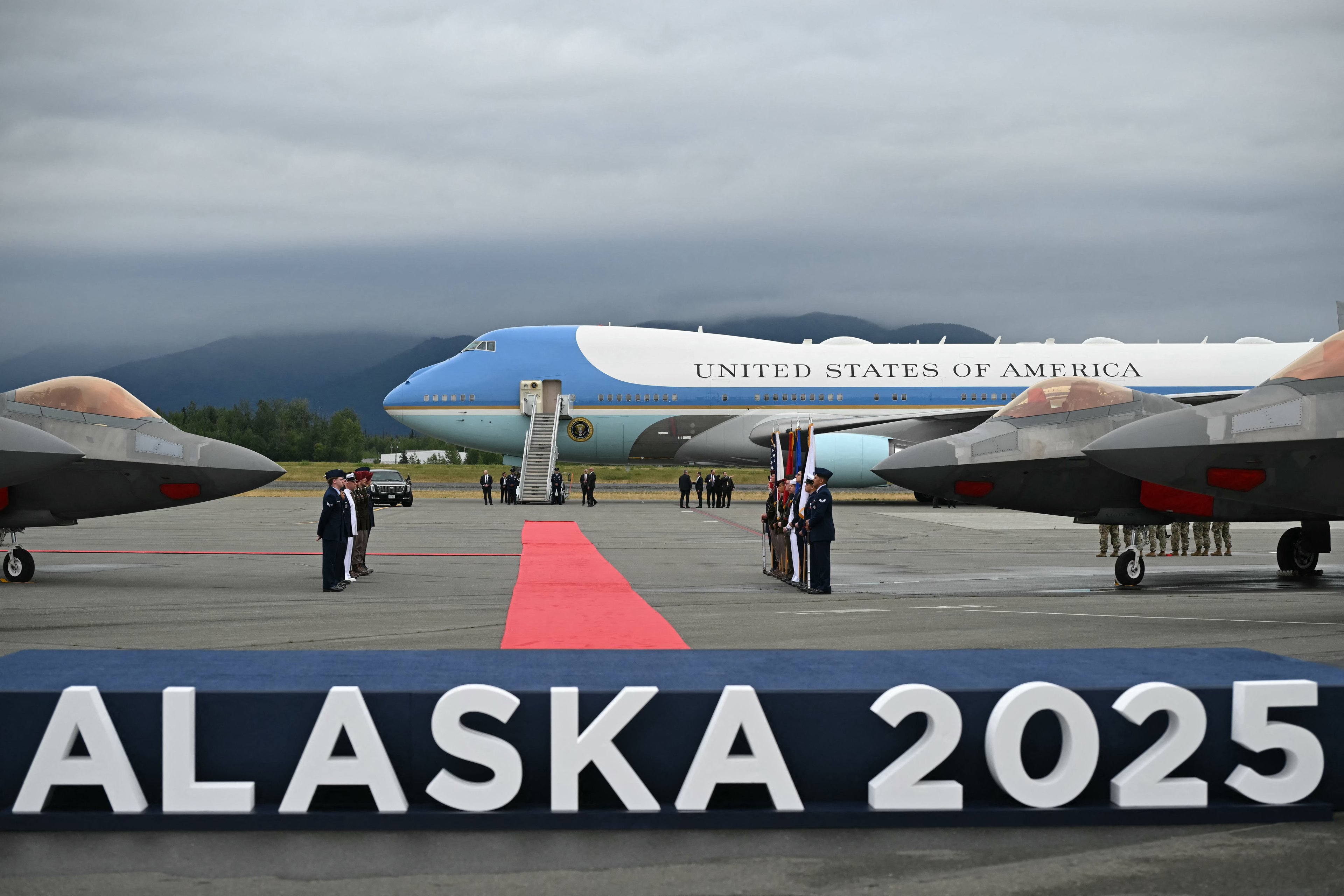 Trump não terá mais reunião sozinho com Putin no Alasca; encontro poderá levar horas