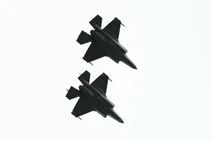 Imagem referente à matéria: Avião B-2, modelo usado em ataque no Irã, passa perto de Putin em encontro com Trump; assista
